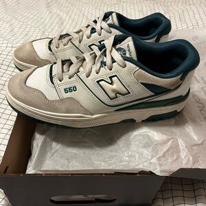 Green New Balance 550, good condition, size 8 Women’s, comes with box